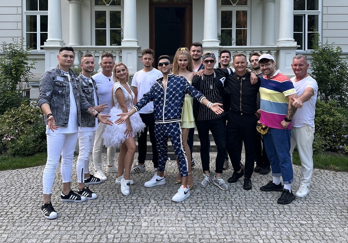 Muzyczne trio gwiazd disco polo rozbija bank! Polacy pokochali piosenkę. Trio Mig, Spontan i DiscoBoys triumfuje! A jak Wam się podoba?!