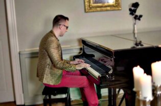 Muzyk wzruszył internatów! Zobaczcie niesamowite wykonanie piosenki disco polo! | VIDEO