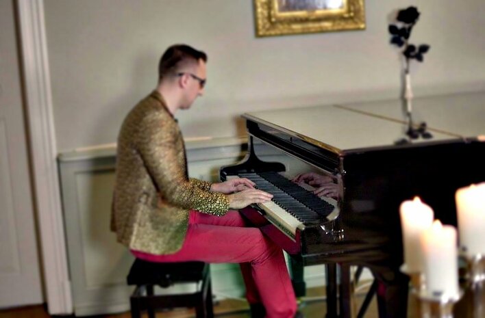 Muzyk wzruszył internatów! Zobaczcie niesamowite wykonanie piosenki disco polo! | VIDEO