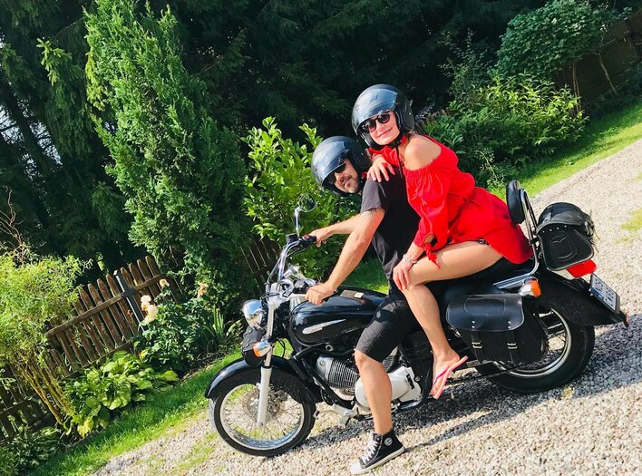 Na koniec zawitali pod Moulin Rouge! Gwiazda disco polo kupiła pamiątkę z myślą o mężu!