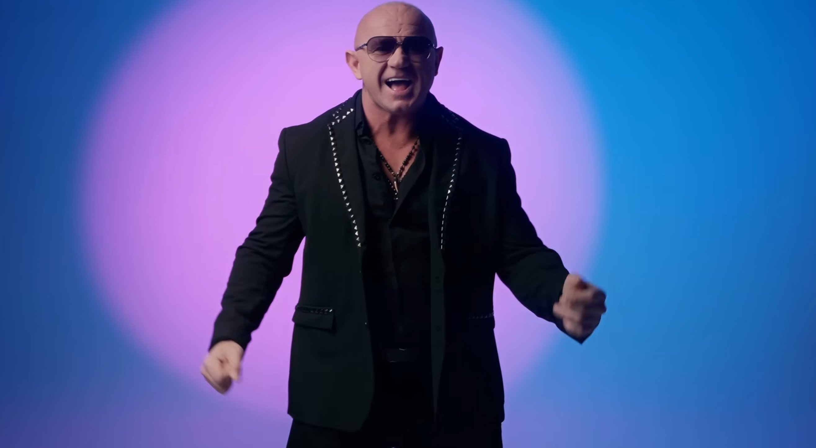 Na parkietach robi się gorąco. Pudzian Band wraca z utworem „Czarne oczy”! Zobacz nowość! 