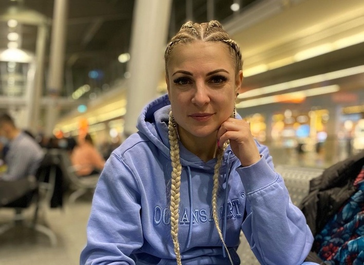 Magdalena Narożna opuszcza kraj! Gwiazda disco polo z zespołem Piękni i Młodzi poleciała koncertować do Stanów Zjednoczonych! 