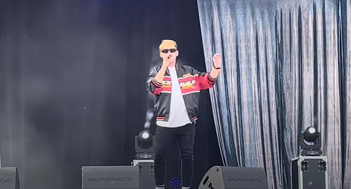Na żywo! Bajorek śpiewa hit pt. „Kosmos„! To jeden z najlepszych wokalistów młodego pokolenia?