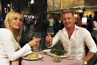 Nagła zmiana planów?! Wokalista disco polo wraca do Polski. Tu będzie bezpieczniej?!