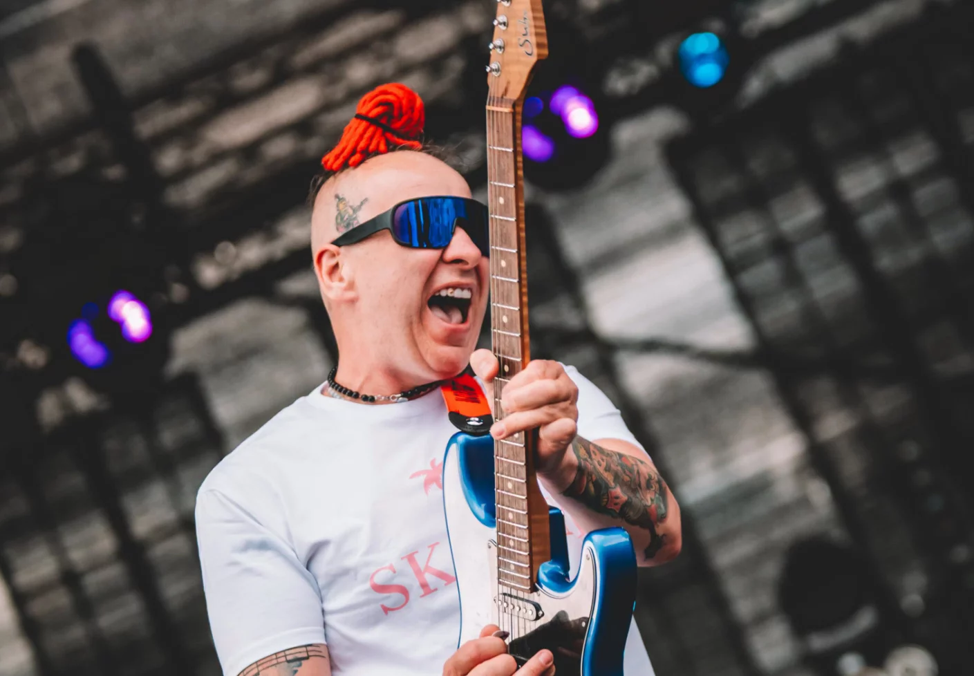 Mamy nagranie z ukrycia! Luxon w stringach na plaży. Gitarzysta Skolima poszedł na całość