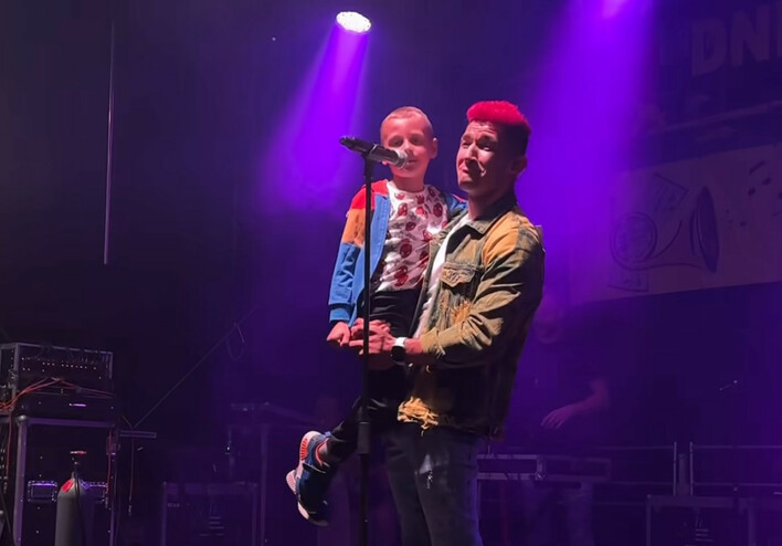 Najbardziej wzruszający występ DiscoBoys z niezwykłym małym fanem! Kamil Kossakowski i Natan na scenie | VIDEO