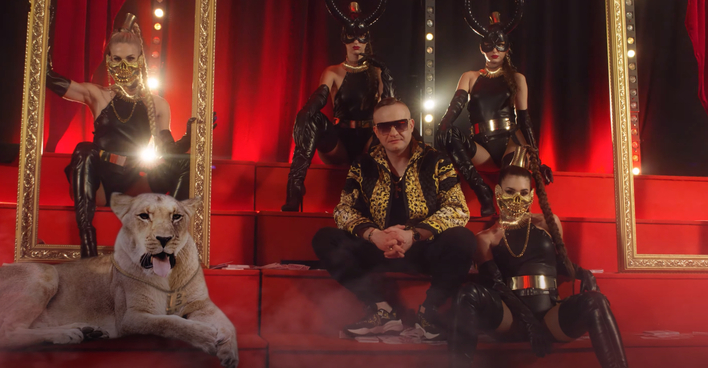 Najmocniejszy numer disco polo tego roku? Ilość roznegliżowanych i twerkujących tancerek robi wrażenie!