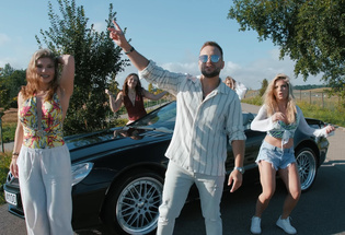 „Najpiękniej” Bartosza Abramskiego podbija serca słuchaczy. Poruszająca piosenka o życiu