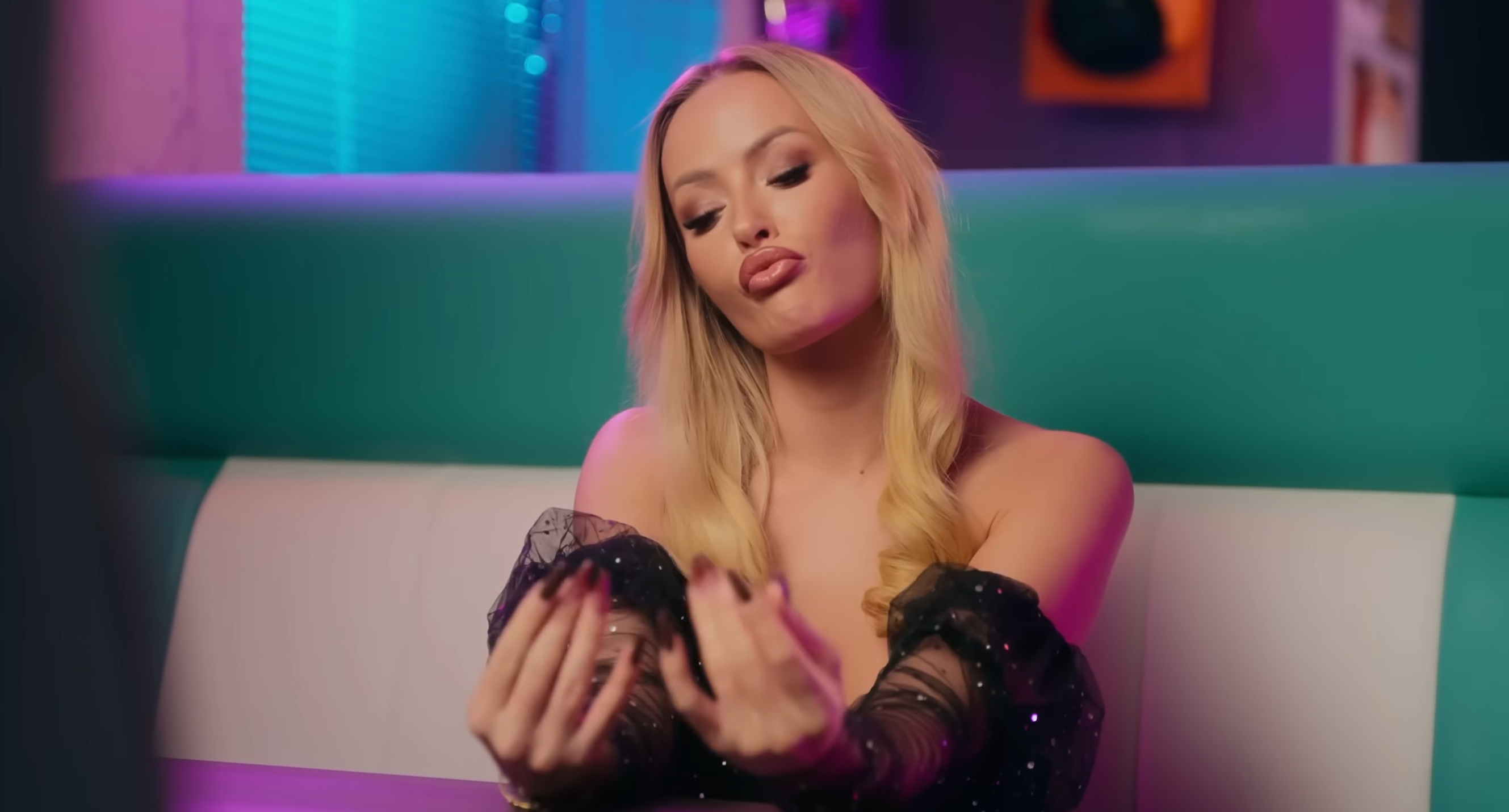 „Najpiękniejsza” od Playboys szybko rośnie w sieci. Teledysk disco polo od Kuby Urbańskiego i spółki to hit?! 