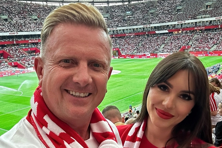 Najpiękniejsza para disco polo! Bartek DBomb i przepiękna Natalia kibicują na meczu Polska - Turcja!