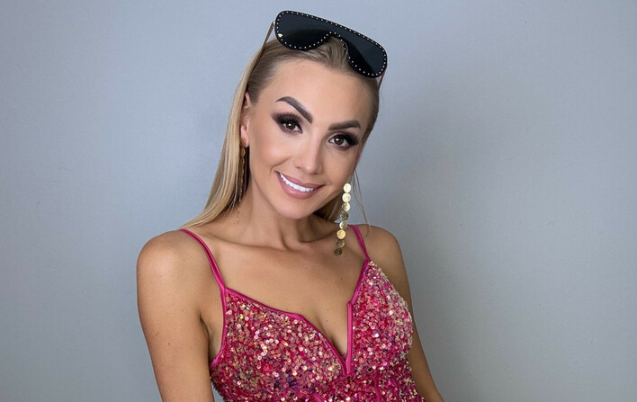 Najpiękniejsza żona disco polo? Joanna Narożna zachwyca różową kreacją i uroczym uśmiechem
