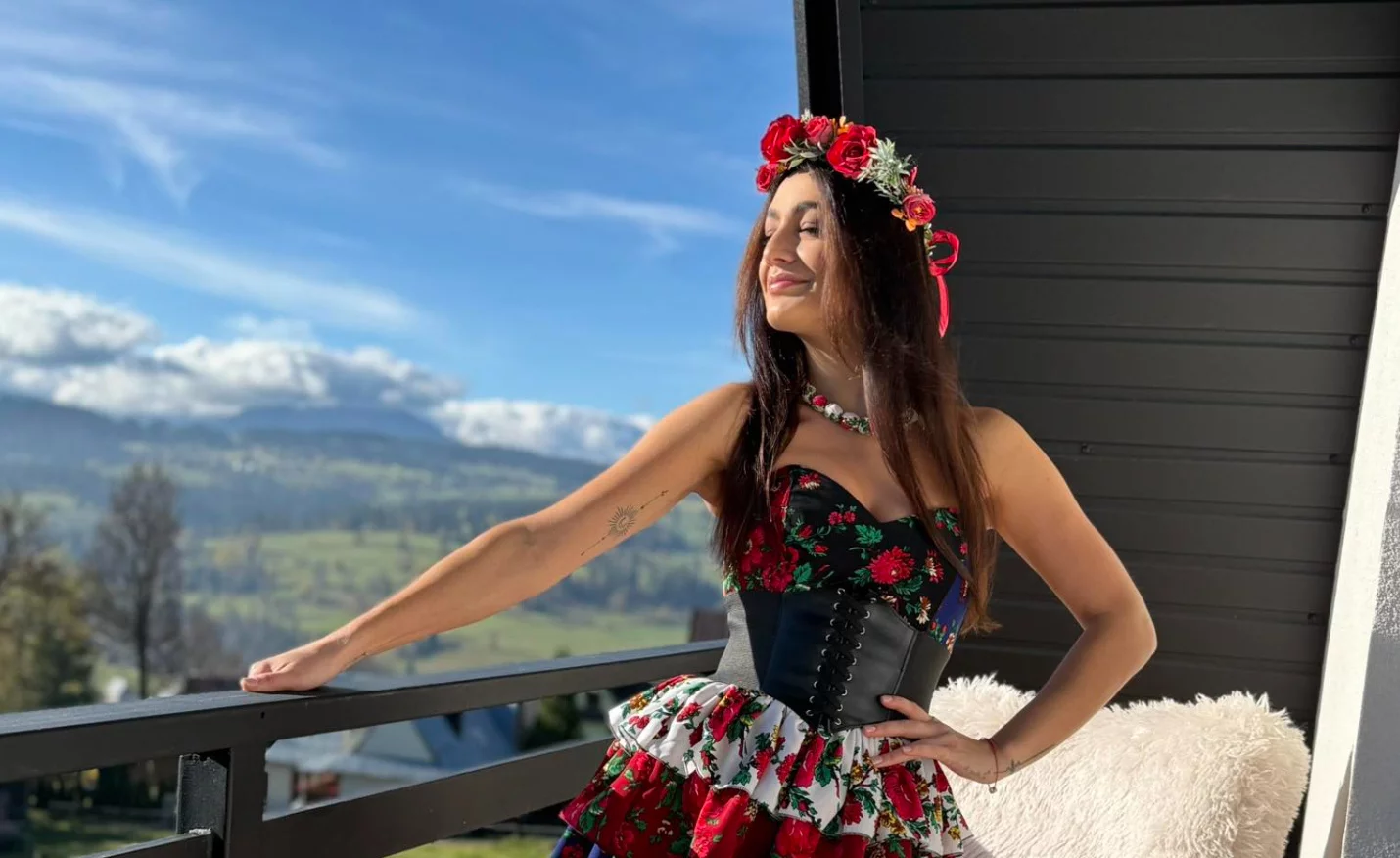 Justyna Lubas, wokalistka zespołu Folk Show, w stroju folkowym