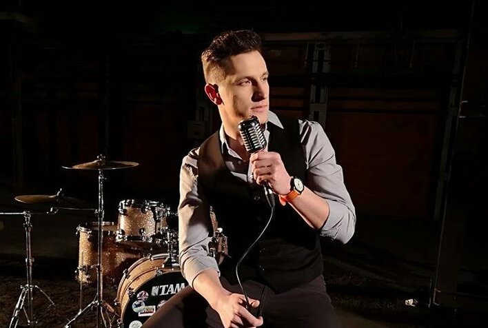 Największe ciacho ze świata disco polo zajęte! Wokalista zaręczył się! 