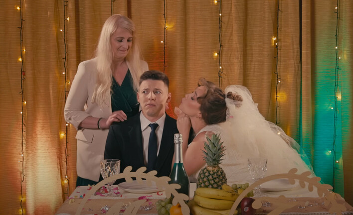 ”Nie jestem świnia” – nowy singiel Marcina Kłosowskiego to taneczna prowokacja, jakiej nikt się nie spodziewał