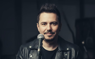 „Nie nauczyłem się odchodzić” to najbardziej osobista premiera Mateusza Rajskiego