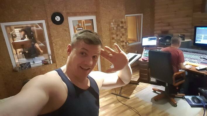 "Nie siedzę w żadnym więzieniu!" - zdenerwowany wokalistka disco polo dementuje plotki!