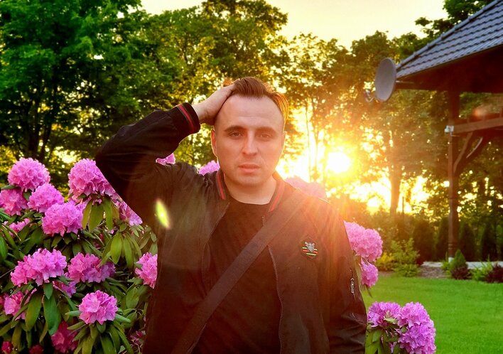 Gwiazdor disco polo szczerze o sztucznym biuście! Najgorsze są pończochy i szpilki! 