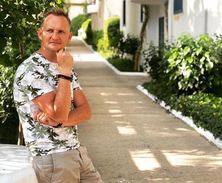 Wokalista disco polo udostępnił materiał - pies dzielnie pilnuje jego córeczkę!