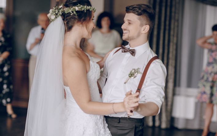 Nie uwierzysz, co ta mała dziewczynka zrobiła na weselu! Jej występ zaskoczył wszystkich i podbił internet!