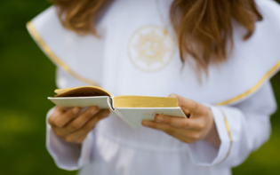 Nie uwierzysz, co zrobiła 7-latka na swojej pierwszej komunii! Reakcja księdza jest bezcenna!