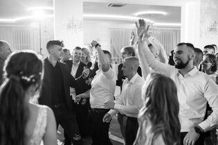 Nie uwierzysz, jaka gwiazda disco polo pojawiła się na weselu Pauliny i Łukasza! Oto nagranie z niesamowitego występu!