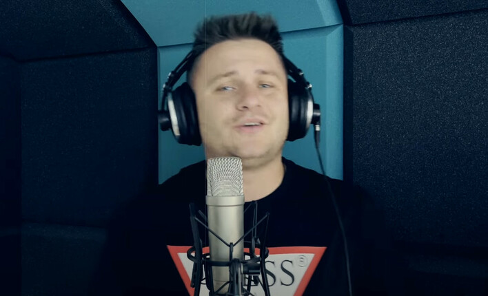 Arek Kopaczewski w wyjątkowej premierze pt. „Nie wierz Jej„! To zapomniany hit zespołu Boys! 