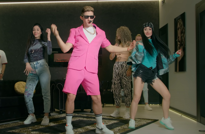 Kamil Kossakowski na samym szczycie?! Zobaczcie przedpremierowo teledysk zespołu DiscoBoys pt. ”Niebieskie Oczy”!