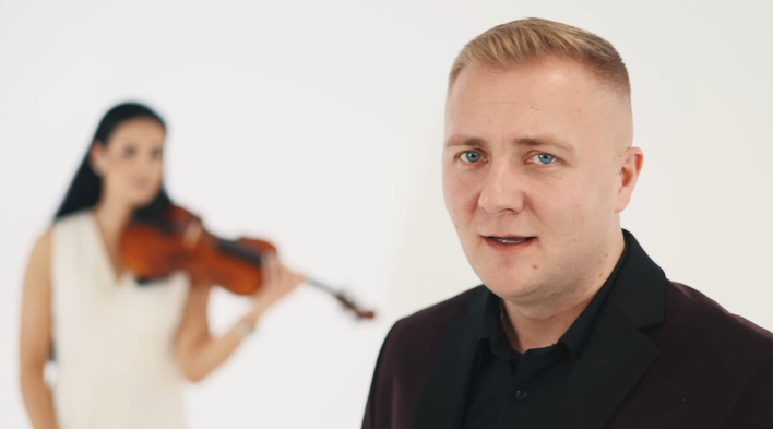 Niebywały sukces Szymona Jankowskiego! "Tylko my" zbiera setki tysięcy wyświetleń