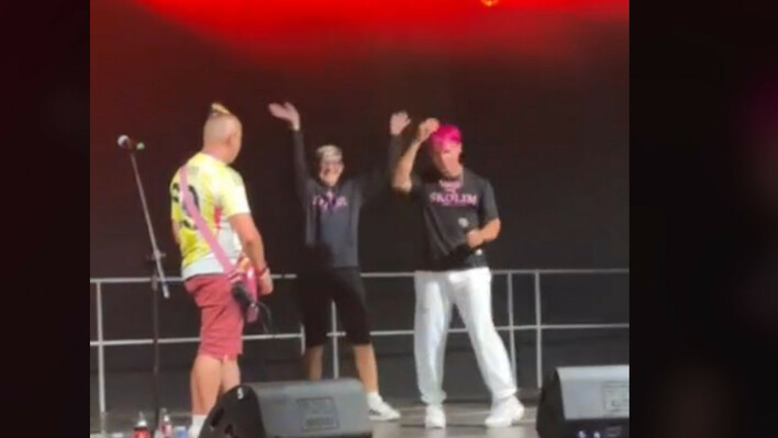 Wszedł na scenę podczas koncertu SKOLIMA! Nieoczekiwany gość skradł serca tłumu! VIDEO podbija internet!

