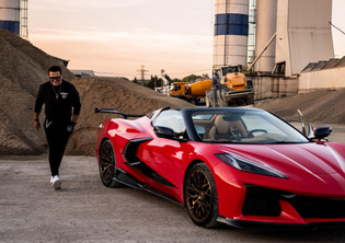 Nieprawdopodobne, co Kordian postawił obok domu! Garaż na super samochód! To dzieło sztuki?! 