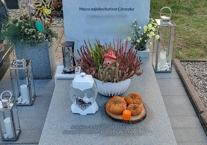 Trudno w to uwierzyć! Tekst znanej piosenki disco polo na nagrobku! Napis chwyta za serce! 