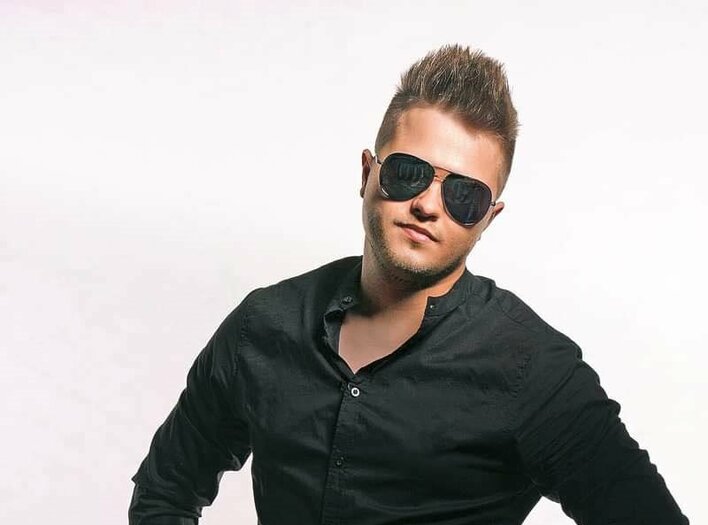 Nieprawdopodobnie przystojny wokalista disco polo podbija rynek! Fanki oczarowane jego urodą!