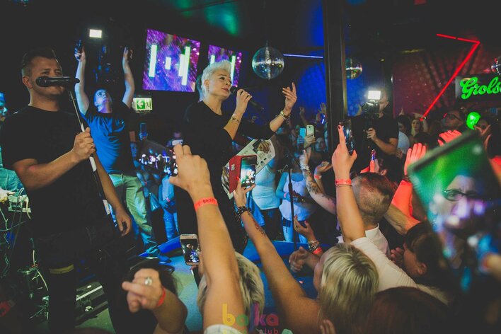 Niesamowita sprawa! Wyjątkowe urodziny z zespołem Piękni i Młodzi! | VIDEO