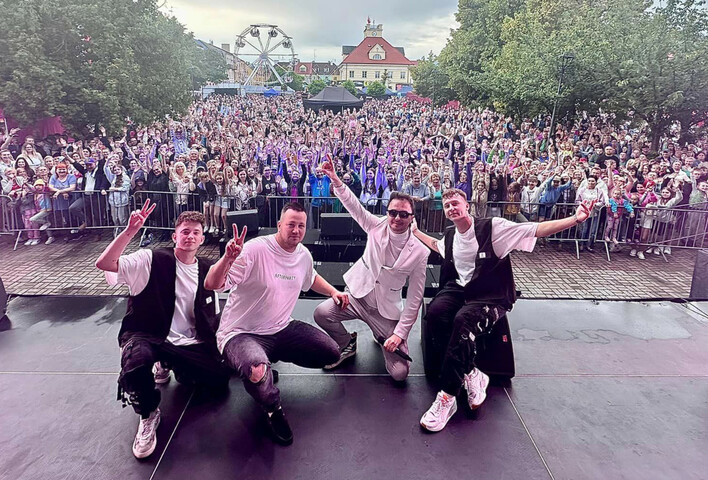 Disco polo na szczycie popularności?! Niesamowite tłumy na koncercie zespołu After Party w Łęczycy!
