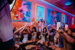 Niesamowity hit Von Prais, który podbija serca fanów disco polo! Teledysk do „Zapada noc„ to prawdziwa eksplozja barw i emocji!