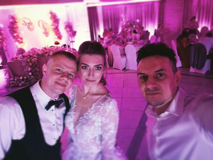 Niespodzianka weselna, która wstrząsnęła gośćmi! LoverBoy porwał tłumy swoim występem!