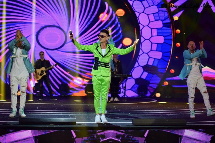 Gwiazdor disco polo zachwycił odważną stylizacją! Zobaczcie, jak wygląda! Ten kolor to HIT!