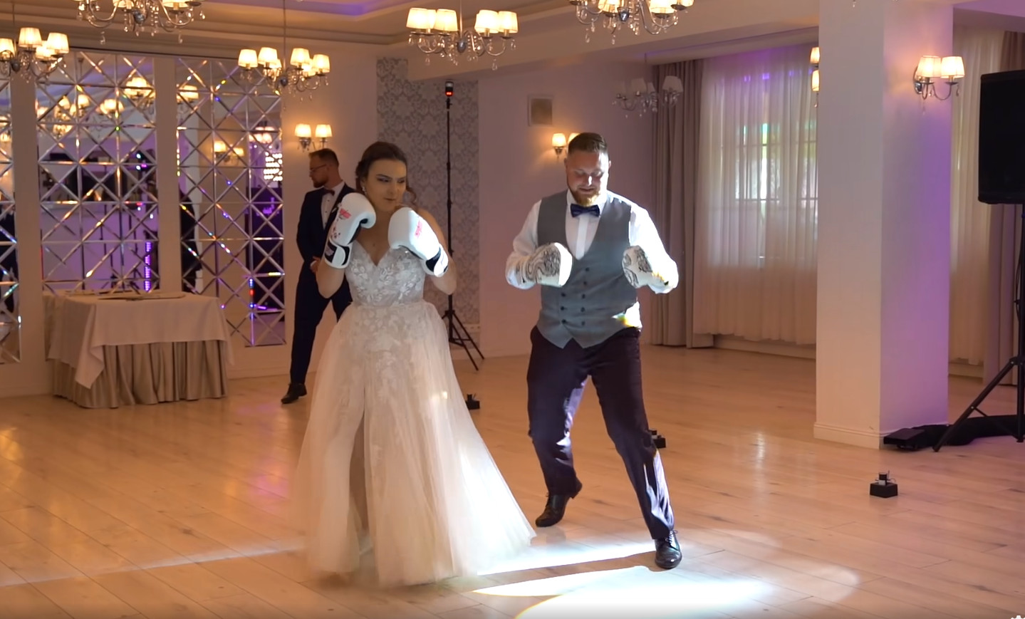 Nietypowy występ młodej pary na weselu - Walka zamiast tańca! | VIDEO
