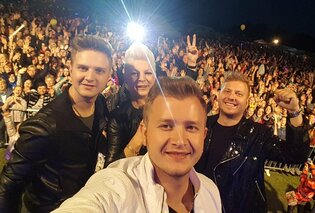 Niewiara rozbrzmiała - Piękni i Młodzi rozbujali Kraków! | VIDEO