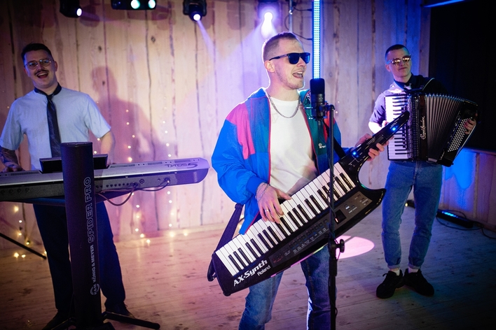 Niewiarygodny powrót do przeszłości! Lares i ich przebój pt. „Sen 90 lat„ to stare, doskonałe disco polo!