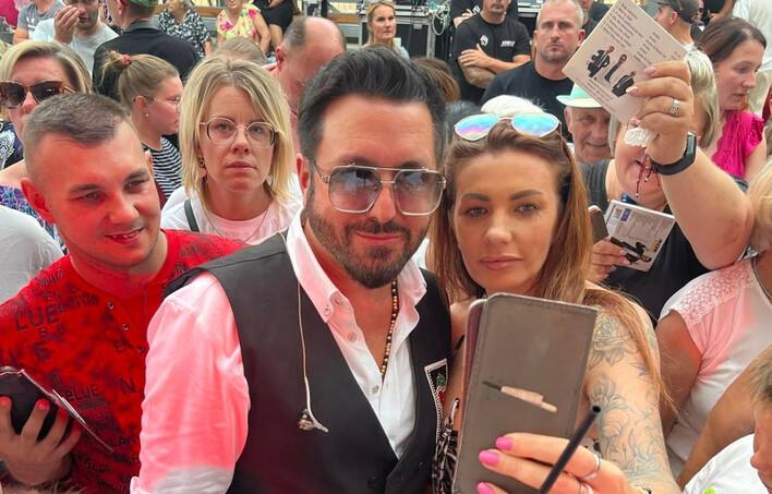 Andre skradł serca fanów w Ryczywole! To, co zrobił po koncercie, zachwyciło wielu osób! | ZDJĘCIA
 