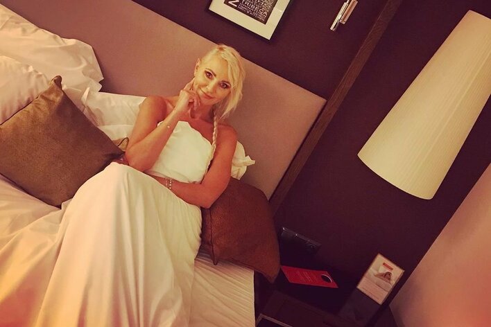 Nieziemskie nogi wokalistki disco polo! Wygląda jak milion dolarów! 