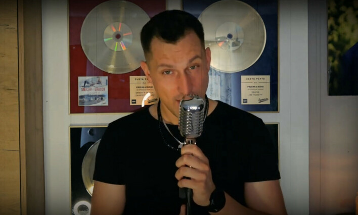 Niezwykła premiera od Przemka Budki z zespołu Eratox! Zaśpiewał przepiękny przebój Seweryna Krajewskiego!