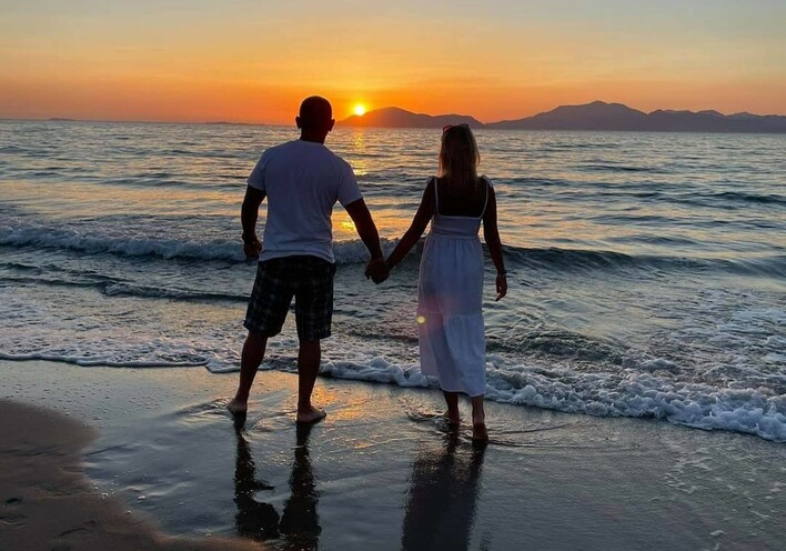 Popularny wokalista disco polo wyleciał z żoną na wakacje! Gorące zdjęcia z Grecji podbijają sieć! 