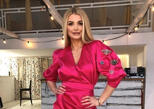 Niezwykle ponętna gwiazda disco polo w landrynkowej sukience! Wygląda jak milion dolarów!