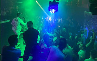 Niezwykły występ zespołu Extazy! Zobacz, jak publiczność szaleje do kultowego hitu ”Noc taka czarna” na koncercie w Klubie Milion