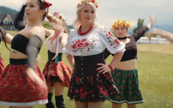 Norbert z Kogiel Mogiel zaskoczył wszystkich w teledysku „Dwa serca zakochane” – taka scena przejdzie do historii
