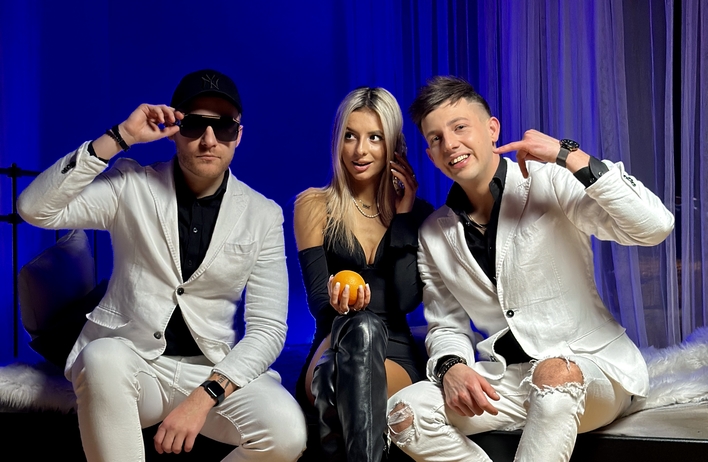 Nowa Era Muzyki Disco - Menelaos i ich Rewolucyjny Utwór ”Halo Księżniczko”! Mamy przedpremierę!