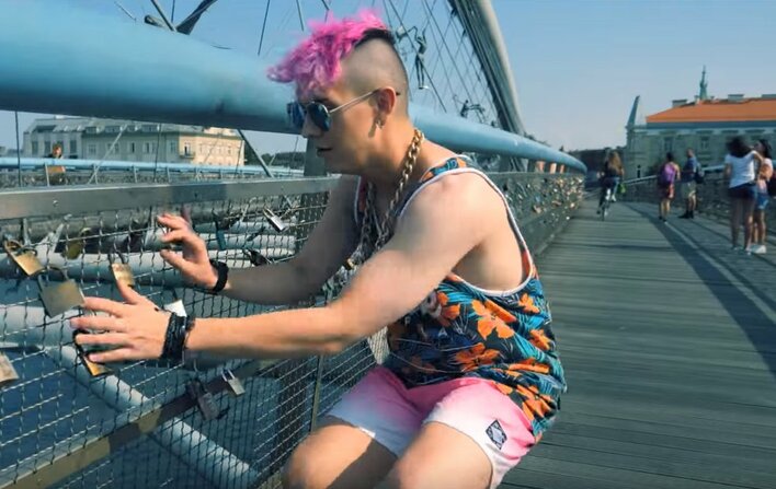 Nowa gwiazda w różowych włosach w muzyce! Podbije rynek? NEF - Kochaj Mnie | NOWOŚĆ