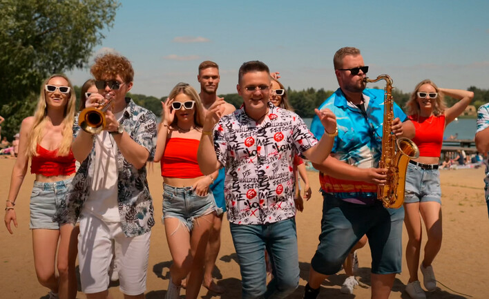 Arek Kopaczewski podbija sieć nowością „Zakochani tacy jak my„! To Letni Hit Disco Polo?!